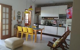 Na Vila da Praia do Forte- BA, 2 quartos, piscina, 2 garagens